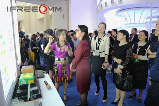 解說員為現場領導講解