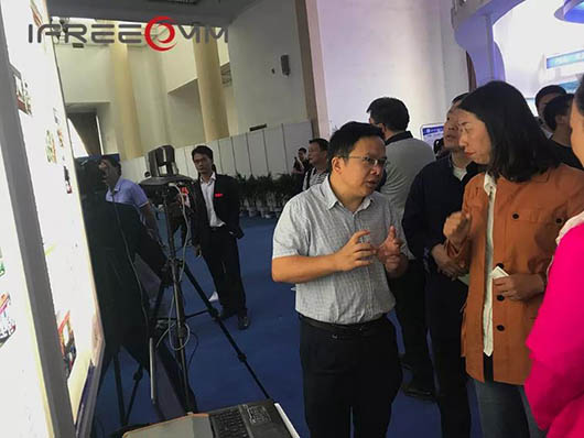 為參觀人員介紹捷視飛通智慧教育